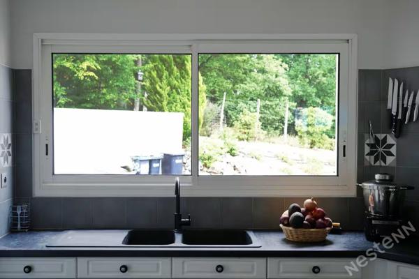 Cadre privilégié pour cette maison de plain-pied avec piscine !