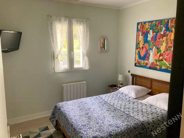 Cadre privilégié pour cette maison de plain-pied avec piscine !