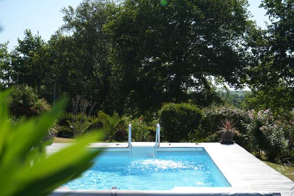 Cadre privilégié pour cette maison de plain-pied avec piscine !