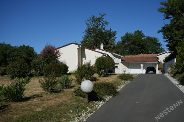 Cadre privilégié pour cette maison de plain-pied avec piscine !