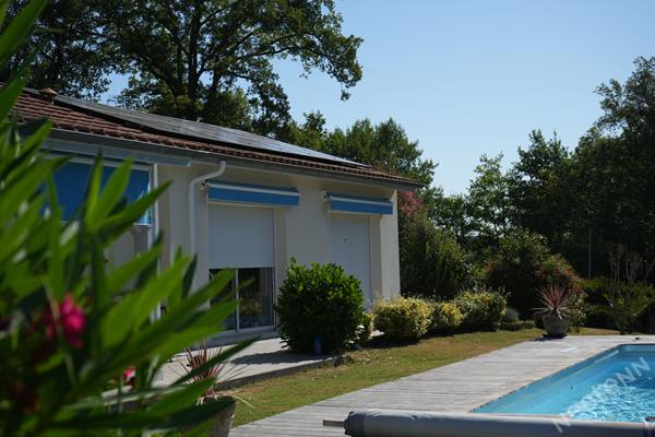 Cadre privilégié pour cette maison de plain-pied avec piscine !