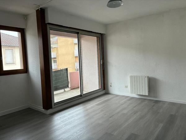 Grand studio avec balcon