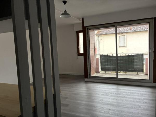Grand studio avec balcon