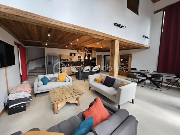 Situé dans un environnement privilégié, A QUELQUES PAS DES PISTES DE SKIS, ce superbe chalet de 200 m2 environ, allie confort, espace et prestations haut de gamme.

La PISCINE INTERIEURE constitue l'un des principaux atouts de cette propriété et vous permettra de profiter de moments de détente tout au long de l'année.

Dès l'entrée, vous découvrirez une vaste pièce de vie baignée de lumière comprenant un salon/séjour avec cuisine ouverte entièrement aménagée et équipée. Ce niveau dispose également d'une élégante suite parentale avec salle d'eau privative ainsi que de toilettes invités. La pièce de vie s'ouvre sur une belle terrasse offrant une vue imprenable sur les montagnes environnantes, idéale pour profiter pleinement du cadre naturel en toute saison.

À l'étage, l'espace nuit se compose de deux belles suites parentales, chacune bénéficiant de sa propre salle d'eau. Une grande pièce aménagée en dortoir permet d'accueillir famille et amis dans les meilleures conditions. Cet étage comprend également une salle d'eau supplémentaire ainsi que des toilettes indépendants.

Ce chalet offre un cadre de vie exceptionnel, idéal pour une résidence principale, une résidence secondaire ou un investissement locatif de qualité au cœur de la montagne.

**Les atouts :**

* Proximité immédiate des pistes de ski
* Belle terrasse avec vue dégagée sur les montagnes
* Piscine intérieure 
* Grande capacité d'accueil
* Prestations de qualité
* Environnement calme et recherché

Un bien rare à découvrir sans tarder !
