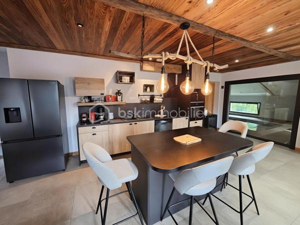 Situé dans un environnement privilégié, A QUELQUES PAS DES PISTES DE SKIS, ce superbe chalet de 200 m2 environ, allie confort, espace et prestations haut de gamme.

La PISCINE INTERIEURE constitue l'un des principaux atouts de cette propriété et vous permettra de profiter de moments de détente tout au long de l'année.

Dès l'entrée, vous découvrirez une vaste pièce de vie baignée de lumière comprenant un salon/séjour avec cuisine ouverte entièrement aménagée et équipée. Ce niveau dispose également d'une élégante suite parentale avec salle d'eau privative ainsi que de toilettes invités. La pièce de vie s'ouvre sur une belle terrasse offrant une vue imprenable sur les montagnes environnantes, idéale pour profiter pleinement du cadre naturel en toute saison.

À l'étage, l'espace nuit se compose de deux belles suites parentales, chacune bénéficiant de sa propre salle d'eau. Une grande pièce aménagée en dortoir permet d'accueillir famille et amis dans les meilleures conditions. Cet étage comprend également une salle d'eau supplémentaire ainsi que des toilettes indépendants.

Ce chalet offre un cadre de vie exceptionnel, idéal pour une résidence principale, une résidence secondaire ou un investissement locatif de qualité au cœur de la montagne.

**Les atouts :**

* Proximité immédiate des pistes de ski
* Belle terrasse avec vue dégagée sur les montagnes
* Piscine intérieure 
* Grande capacité d'accueil
* Prestations de qualité
* Environnement calme et recherché

Un bien rare à découvrir sans tarder !