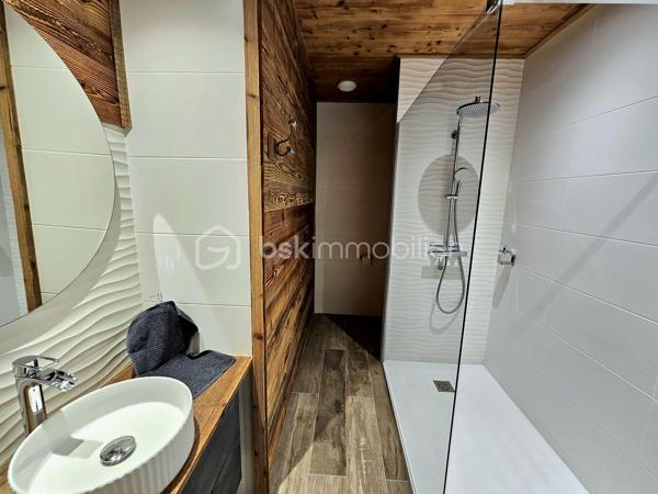 Situé dans un environnement privilégié, A QUELQUES PAS DES PISTES DE SKIS, ce superbe chalet de 200 m2 environ, allie confort, espace et prestations haut de gamme.

La PISCINE INTERIEURE constitue l'un des principaux atouts de cette propriété et vous permettra de profiter de moments de détente tout au long de l'année.

Dès l'entrée, vous découvrirez une vaste pièce de vie baignée de lumière comprenant un salon/séjour avec cuisine ouverte entièrement aménagée et équipée. Ce niveau dispose également d'une élégante suite parentale avec salle d'eau privative ainsi que de toilettes invités. La pièce de vie s'ouvre sur une belle terrasse offrant une vue imprenable sur les montagnes environnantes, idéale pour profiter pleinement du cadre naturel en toute saison.

À l'étage, l'espace nuit se compose de deux belles suites parentales, chacune bénéficiant de sa propre salle d'eau. Une grande pièce aménagée en dortoir permet d'accueillir famille et amis dans les meilleures conditions. Cet étage comprend également une salle d'eau supplémentaire ainsi que des toilettes indépendants.

Ce chalet offre un cadre de vie exceptionnel, idéal pour une résidence principale, une résidence secondaire ou un investissement locatif de qualité au cœur de la montagne.

**Les atouts :**

* Proximité immédiate des pistes de ski
* Belle terrasse avec vue dégagée sur les montagnes
* Piscine intérieure 
* Grande capacité d'accueil
* Prestations de qualité
* Environnement calme et recherché

Un bien rare à découvrir sans tarder !
