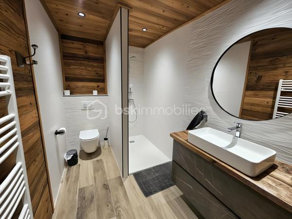 Situé dans un environnement privilégié, A QUELQUES PAS DES PISTES DE SKIS, ce superbe chalet de 200 m2 environ, allie confort, espace et prestations haut de gamme.

La PISCINE INTERIEURE constitue l'un des principaux atouts de cette propriété et vous permettra de profiter de moments de détente tout au long de l'année.

Dès l'entrée, vous découvrirez une vaste pièce de vie baignée de lumière comprenant un salon/séjour avec cuisine ouverte entièrement aménagée et équipée. Ce niveau dispose également d'une élégante suite parentale avec salle d'eau privative ainsi que de toilettes invités. La pièce de vie s'ouvre sur une belle terrasse offrant une vue imprenable sur les montagnes environnantes, idéale pour profiter pleinement du cadre naturel en toute saison.

À l'étage, l'espace nuit se compose de deux belles suites parentales, chacune bénéficiant de sa propre salle d'eau. Une grande pièce aménagée en dortoir permet d'accueillir famille et amis dans les meilleures conditions. Cet étage comprend également une salle d'eau supplémentaire ainsi que des toilettes indépendants.

Ce chalet offre un cadre de vie exceptionnel, idéal pour une résidence principale, une résidence secondaire ou un investissement locatif de qualité au cœur de la montagne.

**Les atouts :**

* Proximité immédiate des pistes de ski
* Belle terrasse avec vue dégagée sur les montagnes
* Piscine intérieure 
* Grande capacité d'accueil
* Prestations de qualité
* Environnement calme et recherché

Un bien rare à découvrir sans tarder !