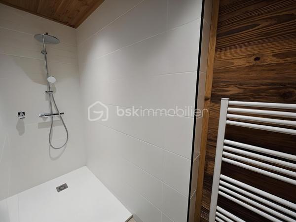 Situé dans un environnement privilégié, A QUELQUES PAS DES PISTES DE SKIS, ce superbe chalet de 200 m2 environ, allie confort, espace et prestations haut de gamme.

La PISCINE INTERIEURE constitue l'un des principaux atouts de cette propriété et vous permettra de profiter de moments de détente tout au long de l'année.

Dès l'entrée, vous découvrirez une vaste pièce de vie baignée de lumière comprenant un salon/séjour avec cuisine ouverte entièrement aménagée et équipée. Ce niveau dispose également d'une élégante suite parentale avec salle d'eau privative ainsi que de toilettes invités. La pièce de vie s'ouvre sur une belle terrasse offrant une vue imprenable sur les montagnes environnantes, idéale pour profiter pleinement du cadre naturel en toute saison.

À l'étage, l'espace nuit se compose de deux belles suites parentales, chacune bénéficiant de sa propre salle d'eau. Une grande pièce aménagée en dortoir permet d'accueillir famille et amis dans les meilleures conditions. Cet étage comprend également une salle d'eau supplémentaire ainsi que des toilettes indépendants.

Ce chalet offre un cadre de vie exceptionnel, idéal pour une résidence principale, une résidence secondaire ou un investissement locatif de qualité au cœur de la montagne.

**Les atouts :**

* Proximité immédiate des pistes de ski
* Belle terrasse avec vue dégagée sur les montagnes
* Piscine intérieure 
* Grande capacité d'accueil
* Prestations de qualité
* Environnement calme et recherché

Un bien rare à découvrir sans tarder !