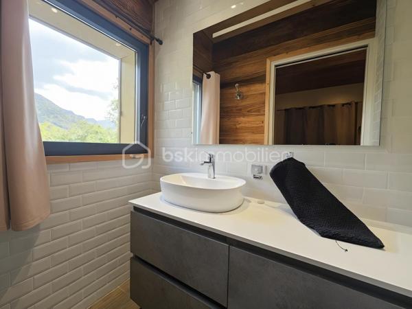 Situé dans un environnement privilégié, A QUELQUES PAS DES PISTES DE SKIS, ce superbe chalet de 200 m2 environ, allie confort, espace et prestations haut de gamme.

La PISCINE INTERIEURE constitue l'un des principaux atouts de cette propriété et vous permettra de profiter de moments de détente tout au long de l'année.

Dès l'entrée, vous découvrirez une vaste pièce de vie baignée de lumière comprenant un salon/séjour avec cuisine ouverte entièrement aménagée et équipée. Ce niveau dispose également d'une élégante suite parentale avec salle d'eau privative ainsi que de toilettes invités. La pièce de vie s'ouvre sur une belle terrasse offrant une vue imprenable sur les montagnes environnantes, idéale pour profiter pleinement du cadre naturel en toute saison.

À l'étage, l'espace nuit se compose de deux belles suites parentales, chacune bénéficiant de sa propre salle d'eau. Une grande pièce aménagée en dortoir permet d'accueillir famille et amis dans les meilleures conditions. Cet étage comprend également une salle d'eau supplémentaire ainsi que des toilettes indépendants.

Ce chalet offre un cadre de vie exceptionnel, idéal pour une résidence principale, une résidence secondaire ou un investissement locatif de qualité au cœur de la montagne.

**Les atouts :**

* Proximité immédiate des pistes de ski
* Belle terrasse avec vue dégagée sur les montagnes
* Piscine intérieure 
* Grande capacité d'accueil
* Prestations de qualité
* Environnement calme et recherché

Un bien rare à découvrir sans tarder !