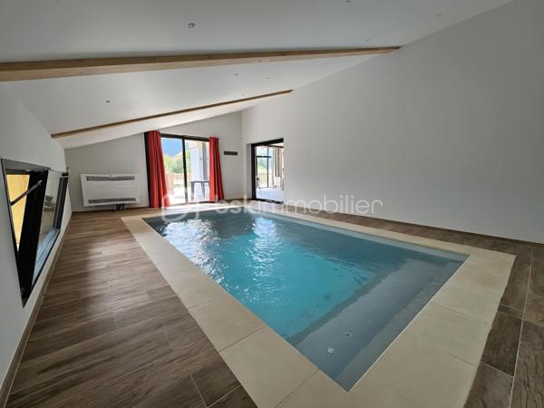 Situé dans un environnement privilégié, A QUELQUES PAS DES PISTES DE SKIS, ce superbe chalet de 200 m2 environ, allie confort, espace et prestations haut de gamme.

La PISCINE INTERIEURE constitue l'un des principaux atouts de cette propriété et vous permettra de profiter de moments de détente tout au long de l'année.

Dès l'entrée, vous découvrirez une vaste pièce de vie baignée de lumière comprenant un salon/séjour avec cuisine ouverte entièrement aménagée et équipée. Ce niveau dispose également d'une élégante suite parentale avec salle d'eau privative ainsi que de toilettes invités. La pièce de vie s'ouvre sur une belle terrasse offrant une vue imprenable sur les montagnes environnantes, idéale pour profiter pleinement du cadre naturel en toute saison.

À l'étage, l'espace nuit se compose de deux belles suites parentales, chacune bénéficiant de sa propre salle d'eau. Une grande pièce aménagée en dortoir permet d'accueillir famille et amis dans les meilleures conditions. Cet étage comprend également une salle d'eau supplémentaire ainsi que des toilettes indépendants.

Ce chalet offre un cadre de vie exceptionnel, idéal pour une résidence principale, une résidence secondaire ou un investissement locatif de qualité au cœur de la montagne.

**Les atouts :**

* Proximité immédiate des pistes de ski
* Belle terrasse avec vue dégagée sur les montagnes
* Piscine intérieure 
* Grande capacité d'accueil
* Prestations de qualité
* Environnement calme et recherché

Un bien rare à découvrir sans tarder !