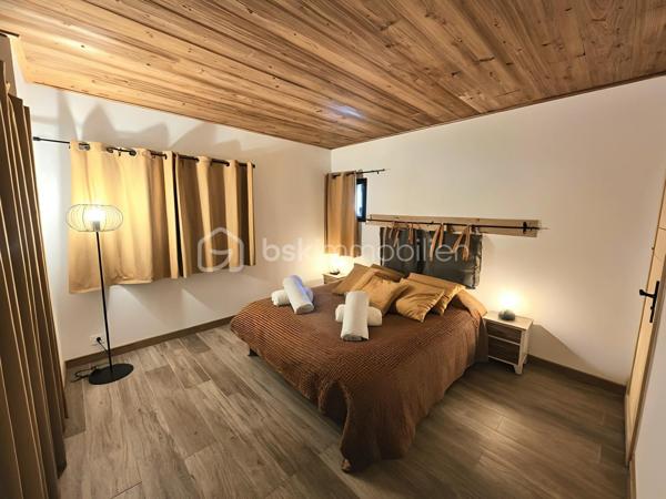 Situé dans un environnement privilégié, A QUELQUES PAS DES PISTES DE SKIS, ce superbe chalet de 200 m2 environ, allie confort, espace et prestations haut de gamme.

La PISCINE INTERIEURE constitue l'un des principaux atouts de cette propriété et vous permettra de profiter de moments de détente tout au long de l'année.

Dès l'entrée, vous découvrirez une vaste pièce de vie baignée de lumière comprenant un salon/séjour avec cuisine ouverte entièrement aménagée et équipée. Ce niveau dispose également d'une élégante suite parentale avec salle d'eau privative ainsi que de toilettes invités. La pièce de vie s'ouvre sur une belle terrasse offrant une vue imprenable sur les montagnes environnantes, idéale pour profiter pleinement du cadre naturel en toute saison.

À l'étage, l'espace nuit se compose de deux belles suites parentales, chacune bénéficiant de sa propre salle d'eau. Une grande pièce aménagée en dortoir permet d'accueillir famille et amis dans les meilleures conditions. Cet étage comprend également une salle d'eau supplémentaire ainsi que des toilettes indépendants.

Ce chalet offre un cadre de vie exceptionnel, idéal pour une résidence principale, une résidence secondaire ou un investissement locatif de qualité au cœur de la montagne.

**Les atouts :**

* Proximité immédiate des pistes de ski
* Belle terrasse avec vue dégagée sur les montagnes
* Piscine intérieure 
* Grande capacité d'accueil
* Prestations de qualité
* Environnement calme et recherché

Un bien rare à découvrir sans tarder !