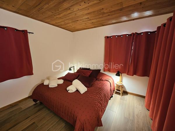 Situé dans un environnement privilégié, A QUELQUES PAS DES PISTES DE SKIS, ce superbe chalet de 200 m2 environ, allie confort, espace et prestations haut de gamme.

La PISCINE INTERIEURE constitue l'un des principaux atouts de cette propriété et vous permettra de profiter de moments de détente tout au long de l'année.

Dès l'entrée, vous découvrirez une vaste pièce de vie baignée de lumière comprenant un salon/séjour avec cuisine ouverte entièrement aménagée et équipée. Ce niveau dispose également d'une élégante suite parentale avec salle d'eau privative ainsi que de toilettes invités. La pièce de vie s'ouvre sur une belle terrasse offrant une vue imprenable sur les montagnes environnantes, idéale pour profiter pleinement du cadre naturel en toute saison.

À l'étage, l'espace nuit se compose de deux belles suites parentales, chacune bénéficiant de sa propre salle d'eau. Une grande pièce aménagée en dortoir permet d'accueillir famille et amis dans les meilleures conditions. Cet étage comprend également une salle d'eau supplémentaire ainsi que des toilettes indépendants.

Ce chalet offre un cadre de vie exceptionnel, idéal pour une résidence principale, une résidence secondaire ou un investissement locatif de qualité au cœur de la montagne.

**Les atouts :**

* Proximité immédiate des pistes de ski
* Belle terrasse avec vue dégagée sur les montagnes
* Piscine intérieure 
* Grande capacité d'accueil
* Prestations de qualité
* Environnement calme et recherché

Un bien rare à découvrir sans tarder !