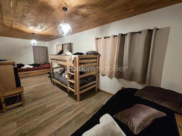 Situé dans un environnement privilégié, A QUELQUES PAS DES PISTES DE SKIS, ce superbe chalet de 200 m2 environ, allie confort, espace et prestations haut de gamme.

La PISCINE INTERIEURE constitue l'un des principaux atouts de cette propriété et vous permettra de profiter de moments de détente tout au long de l'année.

Dès l'entrée, vous découvrirez une vaste pièce de vie baignée de lumière comprenant un salon/séjour avec cuisine ouverte entièrement aménagée et équipée. Ce niveau dispose également d'une élégante suite parentale avec salle d'eau privative ainsi que de toilettes invités. La pièce de vie s'ouvre sur une belle terrasse offrant une vue imprenable sur les montagnes environnantes, idéale pour profiter pleinement du cadre naturel en toute saison.

À l'étage, l'espace nuit se compose de deux belles suites parentales, chacune bénéficiant de sa propre salle d'eau. Une grande pièce aménagée en dortoir permet d'accueillir famille et amis dans les meilleures conditions. Cet étage comprend également une salle d'eau supplémentaire ainsi que des toilettes indépendants.

Ce chalet offre un cadre de vie exceptionnel, idéal pour une résidence principale, une résidence secondaire ou un investissement locatif de qualité au cœur de la montagne.

**Les atouts :**

* Proximité immédiate des pistes de ski
* Belle terrasse avec vue dégagée sur les montagnes
* Piscine intérieure 
* Grande capacité d'accueil
* Prestations de qualité
* Environnement calme et recherché

Un bien rare à découvrir sans tarder !