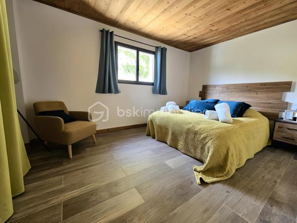 Situé dans un environnement privilégié, A QUELQUES PAS DES PISTES DE SKIS, ce superbe chalet de 200 m2 environ, allie confort, espace et prestations haut de gamme.

La PISCINE INTERIEURE constitue l'un des principaux atouts de cette propriété et vous permettra de profiter de moments de détente tout au long de l'année.

Dès l'entrée, vous découvrirez une vaste pièce de vie baignée de lumière comprenant un salon/séjour avec cuisine ouverte entièrement aménagée et équipée. Ce niveau dispose également d'une élégante suite parentale avec salle d'eau privative ainsi que de toilettes invités. La pièce de vie s'ouvre sur une belle terrasse offrant une vue imprenable sur les montagnes environnantes, idéale pour profiter pleinement du cadre naturel en toute saison.

À l'étage, l'espace nuit se compose de deux belles suites parentales, chacune bénéficiant de sa propre salle d'eau. Une grande pièce aménagée en dortoir permet d'accueillir famille et amis dans les meilleures conditions. Cet étage comprend également une salle d'eau supplémentaire ainsi que des toilettes indépendants.

Ce chalet offre un cadre de vie exceptionnel, idéal pour une résidence principale, une résidence secondaire ou un investissement locatif de qualité au cœur de la montagne.

**Les atouts :**

* Proximité immédiate des pistes de ski
* Belle terrasse avec vue dégagée sur les montagnes
* Piscine intérieure 
* Grande capacité d'accueil
* Prestations de qualité
* Environnement calme et recherché

Un bien rare à découvrir sans tarder !