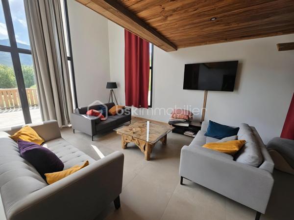 Situé dans un environnement privilégié, A QUELQUES PAS DES PISTES DE SKIS, ce superbe chalet de 200 m2 environ, allie confort, espace et prestations haut de gamme.

La PISCINE INTERIEURE constitue l'un des principaux atouts de cette propriété et vous permettra de profiter de moments de détente tout au long de l'année.

Dès l'entrée, vous découvrirez une vaste pièce de vie baignée de lumière comprenant un salon/séjour avec cuisine ouverte entièrement aménagée et équipée. Ce niveau dispose également d'une élégante suite parentale avec salle d'eau privative ainsi que de toilettes invités. La pièce de vie s'ouvre sur une belle terrasse offrant une vue imprenable sur les montagnes environnantes, idéale pour profiter pleinement du cadre naturel en toute saison.

À l'étage, l'espace nuit se compose de deux belles suites parentales, chacune bénéficiant de sa propre salle d'eau. Une grande pièce aménagée en dortoir permet d'accueillir famille et amis dans les meilleures conditions. Cet étage comprend également une salle d'eau supplémentaire ainsi que des toilettes indépendants.

Ce chalet offre un cadre de vie exceptionnel, idéal pour une résidence principale, une résidence secondaire ou un investissement locatif de qualité au cœur de la montagne.

**Les atouts :**

* Proximité immédiate des pistes de ski
* Belle terrasse avec vue dégagée sur les montagnes
* Piscine intérieure 
* Grande capacité d'accueil
* Prestations de qualité
* Environnement calme et recherché

Un bien rare à découvrir sans tarder !