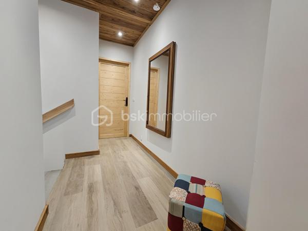 Situé dans un environnement privilégié, A QUELQUES PAS DES PISTES DE SKIS, ce superbe chalet de 200 m2 environ, allie confort, espace et prestations haut de gamme.

La PISCINE INTERIEURE constitue l'un des principaux atouts de cette propriété et vous permettra de profiter de moments de détente tout au long de l'année.

Dès l'entrée, vous découvrirez une vaste pièce de vie baignée de lumière comprenant un salon/séjour avec cuisine ouverte entièrement aménagée et équipée. Ce niveau dispose également d'une élégante suite parentale avec salle d'eau privative ainsi que de toilettes invités. La pièce de vie s'ouvre sur une belle terrasse offrant une vue imprenable sur les montagnes environnantes, idéale pour profiter pleinement du cadre naturel en toute saison.

À l'étage, l'espace nuit se compose de deux belles suites parentales, chacune bénéficiant de sa propre salle d'eau. Une grande pièce aménagée en dortoir permet d'accueillir famille et amis dans les meilleures conditions. Cet étage comprend également une salle d'eau supplémentaire ainsi que des toilettes indépendants.

Ce chalet offre un cadre de vie exceptionnel, idéal pour une résidence principale, une résidence secondaire ou un investissement locatif de qualité au cœur de la montagne.

**Les atouts :**

* Proximité immédiate des pistes de ski
* Belle terrasse avec vue dégagée sur les montagnes
* Piscine intérieure 
* Grande capacité d'accueil
* Prestations de qualité
* Environnement calme et recherché

Un bien rare à découvrir sans tarder !