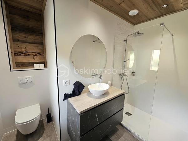 Situé dans un environnement privilégié, A QUELQUES PAS DES PISTES DE SKIS, ce superbe chalet de 200 m2 environ, allie confort, espace et prestations haut de gamme.

La PISCINE INTERIEURE constitue l'un des principaux atouts de cette propriété et vous permettra de profiter de moments de détente tout au long de l'année.

Dès l'entrée, vous découvrirez une vaste pièce de vie baignée de lumière comprenant un salon/séjour avec cuisine ouverte entièrement aménagée et équipée. Ce niveau dispose également d'une élégante suite parentale avec salle d'eau privative ainsi que de toilettes invités. La pièce de vie s'ouvre sur une belle terrasse offrant une vue imprenable sur les montagnes environnantes, idéale pour profiter pleinement du cadre naturel en toute saison.

À l'étage, l'espace nuit se compose de deux belles suites parentales, chacune bénéficiant de sa propre salle d'eau. Une grande pièce aménagée en dortoir permet d'accueillir famille et amis dans les meilleures conditions. Cet étage comprend également une salle d'eau supplémentaire ainsi que des toilettes indépendants.

Ce chalet offre un cadre de vie exceptionnel, idéal pour une résidence principale, une résidence secondaire ou un investissement locatif de qualité au cœur de la montagne.

**Les atouts :**

* Proximité immédiate des pistes de ski
* Belle terrasse avec vue dégagée sur les montagnes
* Piscine intérieure 
* Grande capacité d'accueil
* Prestations de qualité
* Environnement calme et recherché

Un bien rare à découvrir sans tarder !