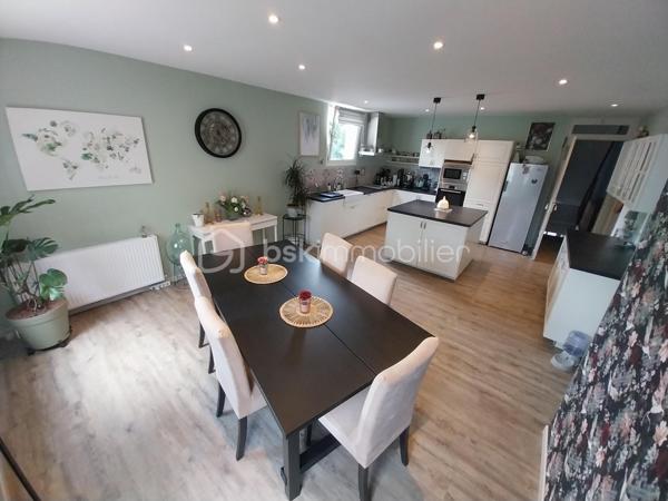 Coup de coeur assuré pour cette ensemble immobilier composé d'une maison principale de 253 m² habitables , 5 chambres + un RDC avec cuisine , pièce de vie , WC , 2 grandes pièces à transformer en habitation ou en local commercial , 1 grand garage de 70 m² + deux pièces sous combles aménageables ( 100 m² au sol ) + une ancienne maison de 110 m² à rénover entièrement . 
Située dans le village de Tallard , proche commerces , école , collège à pied , avec une vue imprenable sur le château et le parc de la Garenne cette maison retiendra toute votre attention . Idéal pour une grande famille , activité commerciale ou artisanale , chambres d'hôtes ou encore revenus locatifs toutes les options sont possibles ! 
En RDC vous trouverez une grande pièce de vie , une petite cuisine WC et évier , 2 grandes pièces , un garage d'environ 70 m² avec très belle hauteur , une cave . 
A l'étage vous serait séduit par les volumes , le cachet et les espaces rénovés très récemment :  un grand hall circulaire qui dessert une pièce de vie avec cuisine aménagée et espace salle à manger , une chambre parentale WC et douche , un salon donnant sur une terrasse vue château , 3 autres chambres , salle de douche et lingerie . 
A l'étage supérieur une grande chambre parentale avec WC et douche ( 33 m² ) ainsi que deux pièces combles , dalle béton et fenêtres à aménager selon vos envies . 
Le bien est complété par un petit espace jardin , sans vis à vis avec espace détente et piscine hors sol idéal pour les soirées estivales . 
Le plus ? Une ancienne maison de 110 m² au sol environ à rénover entièrement ( non habitable en l'état ) .
La maison principale a été rénovée les dernières années aucun travaux à prévoir . 
Double vitrage , chaudière gaz et clim réversible . 
A visiter au plus vite ! Plus de photos sur demande