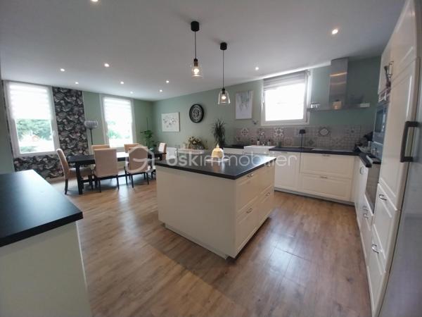 Coup de coeur assuré pour cette ensemble immobilier composé d'une maison principale de 253 m² habitables , 5 chambres + un RDC avec cuisine , pièce de vie , WC , 2 grandes pièces à transformer en habitation ou en local commercial , 1 grand garage de 70 m² + deux pièces sous combles aménageables ( 100 m² au sol ) + une ancienne maison de 110 m² à rénover entièrement . 
Située dans le village de Tallard , proche commerces , école , collège à pied , avec une vue imprenable sur le château et le parc de la Garenne cette maison retiendra toute votre attention . Idéal pour une grande famille , activité commerciale ou artisanale , chambres d'hôtes ou encore revenus locatifs toutes les options sont possibles ! 
En RDC vous trouverez une grande pièce de vie , une petite cuisine WC et évier , 2 grandes pièces , un garage d'environ 70 m² avec très belle hauteur , une cave . 
A l'étage vous serait séduit par les volumes , le cachet et les espaces rénovés très récemment :  un grand hall circulaire qui dessert une pièce de vie avec cuisine aménagée et espace salle à manger , une chambre parentale WC et douche , un salon donnant sur une terrasse vue château , 3 autres chambres , salle de douche et lingerie . 
A l'étage supérieur une grande chambre parentale avec WC et douche ( 33 m² ) ainsi que deux pièces combles , dalle béton et fenêtres à aménager selon vos envies . 
Le bien est complété par un petit espace jardin , sans vis à vis avec espace détente et piscine hors sol idéal pour les soirées estivales . 
Le plus ? Une ancienne maison de 110 m² au sol environ à rénover entièrement ( non habitable en l'état ) .
La maison principale a été rénovée les dernières années aucun travaux à prévoir . 
Double vitrage , chaudière gaz et clim réversible . 
A visiter au plus vite ! Plus de photos sur demande