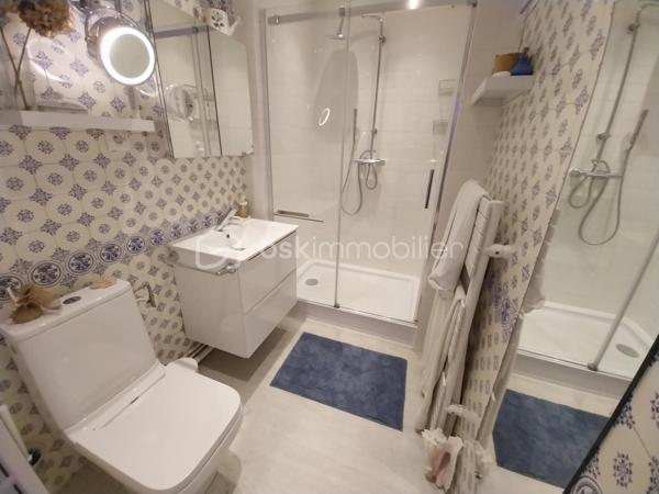 Coup de coeur assuré pour cette ensemble immobilier composé d'une maison principale de 253 m² habitables , 5 chambres + un RDC avec cuisine , pièce de vie , WC , 2 grandes pièces à transformer en habitation ou en local commercial , 1 grand garage de 70 m² + deux pièces sous combles aménageables ( 100 m² au sol ) + une ancienne maison de 110 m² à rénover entièrement . 
Située dans le village de Tallard , proche commerces , école , collège à pied , avec une vue imprenable sur le château et le parc de la Garenne cette maison retiendra toute votre attention . Idéal pour une grande famille , activité commerciale ou artisanale , chambres d'hôtes ou encore revenus locatifs toutes les options sont possibles ! 
En RDC vous trouverez une grande pièce de vie , une petite cuisine WC et évier , 2 grandes pièces , un garage d'environ 70 m² avec très belle hauteur , une cave . 
A l'étage vous serait séduit par les volumes , le cachet et les espaces rénovés très récemment :  un grand hall circulaire qui dessert une pièce de vie avec cuisine aménagée et espace salle à manger , une chambre parentale WC et douche , un salon donnant sur une terrasse vue château , 3 autres chambres , salle de douche et lingerie . 
A l'étage supérieur une grande chambre parentale avec WC et douche ( 33 m² ) ainsi que deux pièces combles , dalle béton et fenêtres à aménager selon vos envies . 
Le bien est complété par un petit espace jardin , sans vis à vis avec espace détente et piscine hors sol idéal pour les soirées estivales . 
Le plus ? Une ancienne maison de 110 m² au sol environ à rénover entièrement ( non habitable en l'état ) .
La maison principale a été rénovée les dernières années aucun travaux à prévoir . 
Double vitrage , chaudière gaz et clim réversible . 
A visiter au plus vite ! Plus de photos sur demande