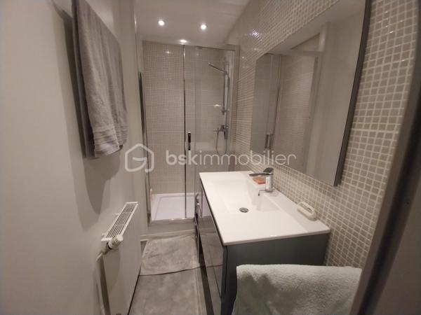Coup de coeur assuré pour cette ensemble immobilier composé d'une maison principale de 253 m² habitables , 5 chambres + un RDC avec cuisine , pièce de vie , WC , 2 grandes pièces à transformer en habitation ou en local commercial , 1 grand garage de 70 m² + deux pièces sous combles aménageables ( 100 m² au sol ) + une ancienne maison de 110 m² à rénover entièrement . 
Située dans le village de Tallard , proche commerces , école , collège à pied , avec une vue imprenable sur le château et le parc de la Garenne cette maison retiendra toute votre attention . Idéal pour une grande famille , activité commerciale ou artisanale , chambres d'hôtes ou encore revenus locatifs toutes les options sont possibles ! 
En RDC vous trouverez une grande pièce de vie , une petite cuisine WC et évier , 2 grandes pièces , un garage d'environ 70 m² avec très belle hauteur , une cave . 
A l'étage vous serait séduit par les volumes , le cachet et les espaces rénovés très récemment :  un grand hall circulaire qui dessert une pièce de vie avec cuisine aménagée et espace salle à manger , une chambre parentale WC et douche , un salon donnant sur une terrasse vue château , 3 autres chambres , salle de douche et lingerie . 
A l'étage supérieur une grande chambre parentale avec WC et douche ( 33 m² ) ainsi que deux pièces combles , dalle béton et fenêtres à aménager selon vos envies . 
Le bien est complété par un petit espace jardin , sans vis à vis avec espace détente et piscine hors sol idéal pour les soirées estivales . 
Le plus ? Une ancienne maison de 110 m² au sol environ à rénover entièrement ( non habitable en l'état ) .
La maison principale a été rénovée les dernières années aucun travaux à prévoir . 
Double vitrage , chaudière gaz et clim réversible . 
A visiter au plus vite ! Plus de photos sur demande