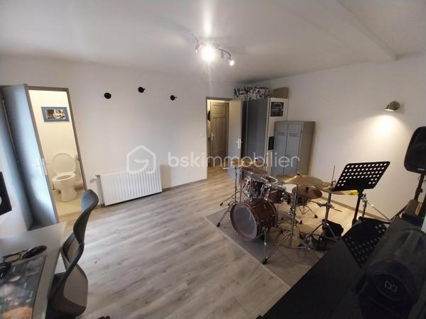 Coup de coeur assuré pour cette ensemble immobilier composé d'une maison principale de 253 m² habitables , 5 chambres + un RDC avec cuisine , pièce de vie , WC , 2 grandes pièces à transformer en habitation ou en local commercial , 1 grand garage de 70 m² + deux pièces sous combles aménageables ( 100 m² au sol ) + une ancienne maison de 110 m² à rénover entièrement . 
Située dans le village de Tallard , proche commerces , école , collège à pied , avec une vue imprenable sur le château et le parc de la Garenne cette maison retiendra toute votre attention . Idéal pour une grande famille , activité commerciale ou artisanale , chambres d'hôtes ou encore revenus locatifs toutes les options sont possibles ! 
En RDC vous trouverez une grande pièce de vie , une petite cuisine WC et évier , 2 grandes pièces , un garage d'environ 70 m² avec très belle hauteur , une cave . 
A l'étage vous serait séduit par les volumes , le cachet et les espaces rénovés très récemment :  un grand hall circulaire qui dessert une pièce de vie avec cuisine aménagée et espace salle à manger , une chambre parentale WC et douche , un salon donnant sur une terrasse vue château , 3 autres chambres , salle de douche et lingerie . 
A l'étage supérieur une grande chambre parentale avec WC et douche ( 33 m² ) ainsi que deux pièces combles , dalle béton et fenêtres à aménager selon vos envies . 
Le bien est complété par un petit espace jardin , sans vis à vis avec espace détente et piscine hors sol idéal pour les soirées estivales . 
Le plus ? Une ancienne maison de 110 m² au sol environ à rénover entièrement ( non habitable en l'état ) .
La maison principale a été rénovée les dernières années aucun travaux à prévoir . 
Double vitrage , chaudière gaz et clim réversible . 
A visiter au plus vite ! Plus de photos sur demande