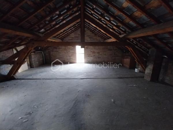 Coup de coeur assuré pour cette ensemble immobilier composé d'une maison principale de 253 m² habitables , 5 chambres + un RDC avec cuisine , pièce de vie , WC , 2 grandes pièces à transformer en habitation ou en local commercial , 1 grand garage de 70 m² + deux pièces sous combles aménageables ( 100 m² au sol ) + une ancienne maison de 110 m² à rénover entièrement . 
Située dans le village de Tallard , proche commerces , école , collège à pied , avec une vue imprenable sur le château et le parc de la Garenne cette maison retiendra toute votre attention . Idéal pour une grande famille , activité commerciale ou artisanale , chambres d'hôtes ou encore revenus locatifs toutes les options sont possibles ! 
En RDC vous trouverez une grande pièce de vie , une petite cuisine WC et évier , 2 grandes pièces , un garage d'environ 70 m² avec très belle hauteur , une cave . 
A l'étage vous serait séduit par les volumes , le cachet et les espaces rénovés très récemment :  un grand hall circulaire qui dessert une pièce de vie avec cuisine aménagée et espace salle à manger , une chambre parentale WC et douche , un salon donnant sur une terrasse vue château , 3 autres chambres , salle de douche et lingerie . 
A l'étage supérieur une grande chambre parentale avec WC et douche ( 33 m² ) ainsi que deux pièces combles , dalle béton et fenêtres à aménager selon vos envies . 
Le bien est complété par un petit espace jardin , sans vis à vis avec espace détente et piscine hors sol idéal pour les soirées estivales . 
Le plus ? Une ancienne maison de 110 m² au sol environ à rénover entièrement ( non habitable en l'état ) .
La maison principale a été rénovée les dernières années aucun travaux à prévoir . 
Double vitrage , chaudière gaz et clim réversible . 
A visiter au plus vite ! Plus de photos sur demande