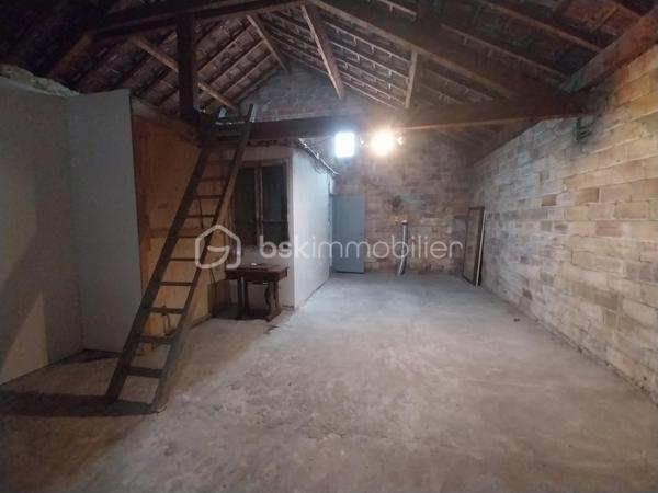 Coup de coeur assuré pour cette ensemble immobilier composé d'une maison principale de 253 m² habitables , 5 chambres + un RDC avec cuisine , pièce de vie , WC , 2 grandes pièces à transformer en habitation ou en local commercial , 1 grand garage de 70 m² + deux pièces sous combles aménageables ( 100 m² au sol ) + une ancienne maison de 110 m² à rénover entièrement . 
Située dans le village de Tallard , proche commerces , école , collège à pied , avec une vue imprenable sur le château et le parc de la Garenne cette maison retiendra toute votre attention . Idéal pour une grande famille , activité commerciale ou artisanale , chambres d'hôtes ou encore revenus locatifs toutes les options sont possibles ! 
En RDC vous trouverez une grande pièce de vie , une petite cuisine WC et évier , 2 grandes pièces , un garage d'environ 70 m² avec très belle hauteur , une cave . 
A l'étage vous serait séduit par les volumes , le cachet et les espaces rénovés très récemment :  un grand hall circulaire qui dessert une pièce de vie avec cuisine aménagée et espace salle à manger , une chambre parentale WC et douche , un salon donnant sur une terrasse vue château , 3 autres chambres , salle de douche et lingerie . 
A l'étage supérieur une grande chambre parentale avec WC et douche ( 33 m² ) ainsi que deux pièces combles , dalle béton et fenêtres à aménager selon vos envies . 
Le bien est complété par un petit espace jardin , sans vis à vis avec espace détente et piscine hors sol idéal pour les soirées estivales . 
Le plus ? Une ancienne maison de 110 m² au sol environ à rénover entièrement ( non habitable en l'état ) .
La maison principale a été rénovée les dernières années aucun travaux à prévoir . 
Double vitrage , chaudière gaz et clim réversible . 
A visiter au plus vite ! Plus de photos sur demande