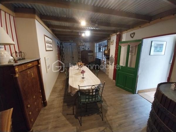 Coup de coeur assuré pour cette ensemble immobilier composé d'une maison principale de 253 m² habitables , 5 chambres + un RDC avec cuisine , pièce de vie , WC , 2 grandes pièces à transformer en habitation ou en local commercial , 1 grand garage de 70 m² + deux pièces sous combles aménageables ( 100 m² au sol ) + une ancienne maison de 110 m² à rénover entièrement . 
Située dans le village de Tallard , proche commerces , école , collège à pied , avec une vue imprenable sur le château et le parc de la Garenne cette maison retiendra toute votre attention . Idéal pour une grande famille , activité commerciale ou artisanale , chambres d'hôtes ou encore revenus locatifs toutes les options sont possibles ! 
En RDC vous trouverez une grande pièce de vie , une petite cuisine WC et évier , 2 grandes pièces , un garage d'environ 70 m² avec très belle hauteur , une cave . 
A l'étage vous serait séduit par les volumes , le cachet et les espaces rénovés très récemment :  un grand hall circulaire qui dessert une pièce de vie avec cuisine aménagée et espace salle à manger , une chambre parentale WC et douche , un salon donnant sur une terrasse vue château , 3 autres chambres , salle de douche et lingerie . 
A l'étage supérieur une grande chambre parentale avec WC et douche ( 33 m² ) ainsi que deux pièces combles , dalle béton et fenêtres à aménager selon vos envies . 
Le bien est complété par un petit espace jardin , sans vis à vis avec espace détente et piscine hors sol idéal pour les soirées estivales . 
Le plus ? Une ancienne maison de 110 m² au sol environ à rénover entièrement ( non habitable en l'état ) .
La maison principale a été rénovée les dernières années aucun travaux à prévoir . 
Double vitrage , chaudière gaz et clim réversible . 
A visiter au plus vite ! Plus de photos sur demande