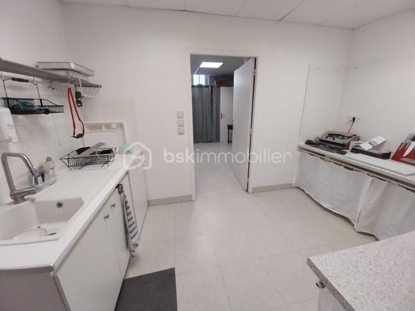 Coup de coeur assuré pour cette ensemble immobilier composé d'une maison principale de 253 m² habitables , 5 chambres + un RDC avec cuisine , pièce de vie , WC , 2 grandes pièces à transformer en habitation ou en local commercial , 1 grand garage de 70 m² + deux pièces sous combles aménageables ( 100 m² au sol ) + une ancienne maison de 110 m² à rénover entièrement . 
Située dans le village de Tallard , proche commerces , école , collège à pied , avec une vue imprenable sur le château et le parc de la Garenne cette maison retiendra toute votre attention . Idéal pour une grande famille , activité commerciale ou artisanale , chambres d'hôtes ou encore revenus locatifs toutes les options sont possibles ! 
En RDC vous trouverez une grande pièce de vie , une petite cuisine WC et évier , 2 grandes pièces , un garage d'environ 70 m² avec très belle hauteur , une cave . 
A l'étage vous serait séduit par les volumes , le cachet et les espaces rénovés très récemment :  un grand hall circulaire qui dessert une pièce de vie avec cuisine aménagée et espace salle à manger , une chambre parentale WC et douche , un salon donnant sur une terrasse vue château , 3 autres chambres , salle de douche et lingerie . 
A l'étage supérieur une grande chambre parentale avec WC et douche ( 33 m² ) ainsi que deux pièces combles , dalle béton et fenêtres à aménager selon vos envies . 
Le bien est complété par un petit espace jardin , sans vis à vis avec espace détente et piscine hors sol idéal pour les soirées estivales . 
Le plus ? Une ancienne maison de 110 m² au sol environ à rénover entièrement ( non habitable en l'état ) .
La maison principale a été rénovée les dernières années aucun travaux à prévoir . 
Double vitrage , chaudière gaz et clim réversible . 
A visiter au plus vite ! Plus de photos sur demande