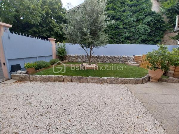 Coup de coeur assuré pour cette ensemble immobilier composé d'une maison principale de 253 m² habitables , 5 chambres + un RDC avec cuisine , pièce de vie , WC , 2 grandes pièces à transformer en habitation ou en local commercial , 1 grand garage de 70 m² + deux pièces sous combles aménageables ( 100 m² au sol ) + une ancienne maison de 110 m² à rénover entièrement . 
Située dans le village de Tallard , proche commerces , école , collège à pied , avec une vue imprenable sur le château et le parc de la Garenne cette maison retiendra toute votre attention . Idéal pour une grande famille , activité commerciale ou artisanale , chambres d'hôtes ou encore revenus locatifs toutes les options sont possibles ! 
En RDC vous trouverez une grande pièce de vie , une petite cuisine WC et évier , 2 grandes pièces , un garage d'environ 70 m² avec très belle hauteur , une cave . 
A l'étage vous serait séduit par les volumes , le cachet et les espaces rénovés très récemment :  un grand hall circulaire qui dessert une pièce de vie avec cuisine aménagée et espace salle à manger , une chambre parentale WC et douche , un salon donnant sur une terrasse vue château , 3 autres chambres , salle de douche et lingerie . 
A l'étage supérieur une grande chambre parentale avec WC et douche ( 33 m² ) ainsi que deux pièces combles , dalle béton et fenêtres à aménager selon vos envies . 
Le bien est complété par un petit espace jardin , sans vis à vis avec espace détente et piscine hors sol idéal pour les soirées estivales . 
Le plus ? Une ancienne maison de 110 m² au sol environ à rénover entièrement ( non habitable en l'état ) .
La maison principale a été rénovée les dernières années aucun travaux à prévoir . 
Double vitrage , chaudière gaz et clim réversible . 
A visiter au plus vite ! Plus de photos sur demande