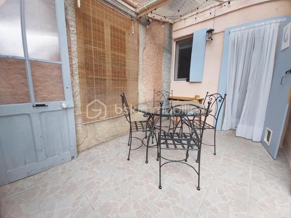 Coup de coeur assuré pour cette ensemble immobilier composé d'une maison principale de 253 m² habitables , 5 chambres + un RDC avec cuisine , pièce de vie , WC , 2 grandes pièces à transformer en habitation ou en local commercial , 1 grand garage de 70 m² + deux pièces sous combles aménageables ( 100 m² au sol ) + une ancienne maison de 110 m² à rénover entièrement . 
Située dans le village de Tallard , proche commerces , école , collège à pied , avec une vue imprenable sur le château et le parc de la Garenne cette maison retiendra toute votre attention . Idéal pour une grande famille , activité commerciale ou artisanale , chambres d'hôtes ou encore revenus locatifs toutes les options sont possibles ! 
En RDC vous trouverez une grande pièce de vie , une petite cuisine WC et évier , 2 grandes pièces , un garage d'environ 70 m² avec très belle hauteur , une cave . 
A l'étage vous serait séduit par les volumes , le cachet et les espaces rénovés très récemment :  un grand hall circulaire qui dessert une pièce de vie avec cuisine aménagée et espace salle à manger , une chambre parentale WC et douche , un salon donnant sur une terrasse vue château , 3 autres chambres , salle de douche et lingerie . 
A l'étage supérieur une grande chambre parentale avec WC et douche ( 33 m² ) ainsi que deux pièces combles , dalle béton et fenêtres à aménager selon vos envies . 
Le bien est complété par un petit espace jardin , sans vis à vis avec espace détente et piscine hors sol idéal pour les soirées estivales . 
Le plus ? Une ancienne maison de 110 m² au sol environ à rénover entièrement ( non habitable en l'état ) .
La maison principale a été rénovée les dernières années aucun travaux à prévoir . 
Double vitrage , chaudière gaz et clim réversible . 
A visiter au plus vite ! Plus de photos sur demande