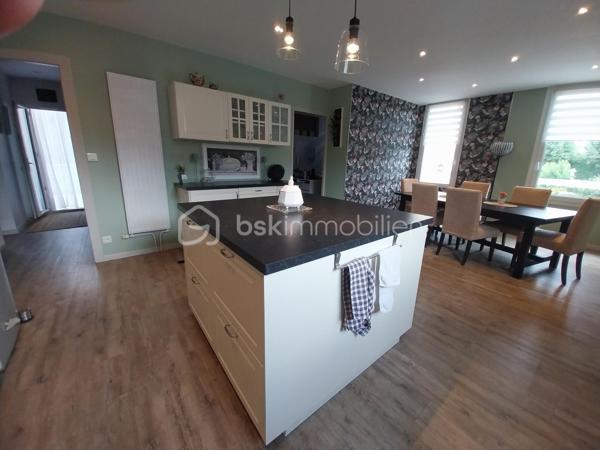 Coup de coeur assuré pour cette ensemble immobilier composé d'une maison principale de 253 m² habitables , 5 chambres + un RDC avec cuisine , pièce de vie , WC , 2 grandes pièces à transformer en habitation ou en local commercial , 1 grand garage de 70 m² + deux pièces sous combles aménageables ( 100 m² au sol ) + une ancienne maison de 110 m² à rénover entièrement . 
Située dans le village de Tallard , proche commerces , école , collège à pied , avec une vue imprenable sur le château et le parc de la Garenne cette maison retiendra toute votre attention . Idéal pour une grande famille , activité commerciale ou artisanale , chambres d'hôtes ou encore revenus locatifs toutes les options sont possibles ! 
En RDC vous trouverez une grande pièce de vie , une petite cuisine WC et évier , 2 grandes pièces , un garage d'environ 70 m² avec très belle hauteur , une cave . 
A l'étage vous serait séduit par les volumes , le cachet et les espaces rénovés très récemment :  un grand hall circulaire qui dessert une pièce de vie avec cuisine aménagée et espace salle à manger , une chambre parentale WC et douche , un salon donnant sur une terrasse vue château , 3 autres chambres , salle de douche et lingerie . 
A l'étage supérieur une grande chambre parentale avec WC et douche ( 33 m² ) ainsi que deux pièces combles , dalle béton et fenêtres à aménager selon vos envies . 
Le bien est complété par un petit espace jardin , sans vis à vis avec espace détente et piscine hors sol idéal pour les soirées estivales . 
Le plus ? Une ancienne maison de 110 m² au sol environ à rénover entièrement ( non habitable en l'état ) .
La maison principale a été rénovée les dernières années aucun travaux à prévoir . 
Double vitrage , chaudière gaz et clim réversible . 
A visiter au plus vite ! Plus de photos sur demande