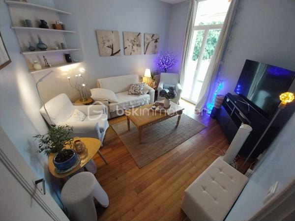 Coup de coeur assuré pour cette ensemble immobilier composé d'une maison principale de 253 m² habitables , 5 chambres + un RDC avec cuisine , pièce de vie , WC , 2 grandes pièces à transformer en habitation ou en local commercial , 1 grand garage de 70 m² + deux pièces sous combles aménageables ( 100 m² au sol ) + une ancienne maison de 110 m² à rénover entièrement . 
Située dans le village de Tallard , proche commerces , école , collège à pied , avec une vue imprenable sur le château et le parc de la Garenne cette maison retiendra toute votre attention . Idéal pour une grande famille , activité commerciale ou artisanale , chambres d'hôtes ou encore revenus locatifs toutes les options sont possibles ! 
En RDC vous trouverez une grande pièce de vie , une petite cuisine WC et évier , 2 grandes pièces , un garage d'environ 70 m² avec très belle hauteur , une cave . 
A l'étage vous serait séduit par les volumes , le cachet et les espaces rénovés très récemment :  un grand hall circulaire qui dessert une pièce de vie avec cuisine aménagée et espace salle à manger , une chambre parentale WC et douche , un salon donnant sur une terrasse vue château , 3 autres chambres , salle de douche et lingerie . 
A l'étage supérieur une grande chambre parentale avec WC et douche ( 33 m² ) ainsi que deux pièces combles , dalle béton et fenêtres à aménager selon vos envies . 
Le bien est complété par un petit espace jardin , sans vis à vis avec espace détente et piscine hors sol idéal pour les soirées estivales . 
Le plus ? Une ancienne maison de 110 m² au sol environ à rénover entièrement ( non habitable en l'état ) .
La maison principale a été rénovée les dernières années aucun travaux à prévoir . 
Double vitrage , chaudière gaz et clim réversible . 
A visiter au plus vite ! Plus de photos sur demande