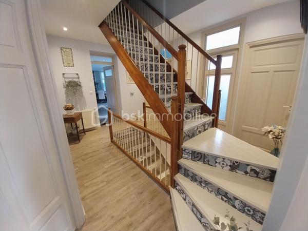 Coup de coeur assuré pour cette ensemble immobilier composé d'une maison principale de 253 m² habitables , 5 chambres + un RDC avec cuisine , pièce de vie , WC , 2 grandes pièces à transformer en habitation ou en local commercial , 1 grand garage de 70 m² + deux pièces sous combles aménageables ( 100 m² au sol ) + une ancienne maison de 110 m² à rénover entièrement . 
Située dans le village de Tallard , proche commerces , école , collège à pied , avec une vue imprenable sur le château et le parc de la Garenne cette maison retiendra toute votre attention . Idéal pour une grande famille , activité commerciale ou artisanale , chambres d'hôtes ou encore revenus locatifs toutes les options sont possibles ! 
En RDC vous trouverez une grande pièce de vie , une petite cuisine WC et évier , 2 grandes pièces , un garage d'environ 70 m² avec très belle hauteur , une cave . 
A l'étage vous serait séduit par les volumes , le cachet et les espaces rénovés très récemment :  un grand hall circulaire qui dessert une pièce de vie avec cuisine aménagée et espace salle à manger , une chambre parentale WC et douche , un salon donnant sur une terrasse vue château , 3 autres chambres , salle de douche et lingerie . 
A l'étage supérieur une grande chambre parentale avec WC et douche ( 33 m² ) ainsi que deux pièces combles , dalle béton et fenêtres à aménager selon vos envies . 
Le bien est complété par un petit espace jardin , sans vis à vis avec espace détente et piscine hors sol idéal pour les soirées estivales . 
Le plus ? Une ancienne maison de 110 m² au sol environ à rénover entièrement ( non habitable en l'état ) .
La maison principale a été rénovée les dernières années aucun travaux à prévoir . 
Double vitrage , chaudière gaz et clim réversible . 
A visiter au plus vite ! Plus de photos sur demande