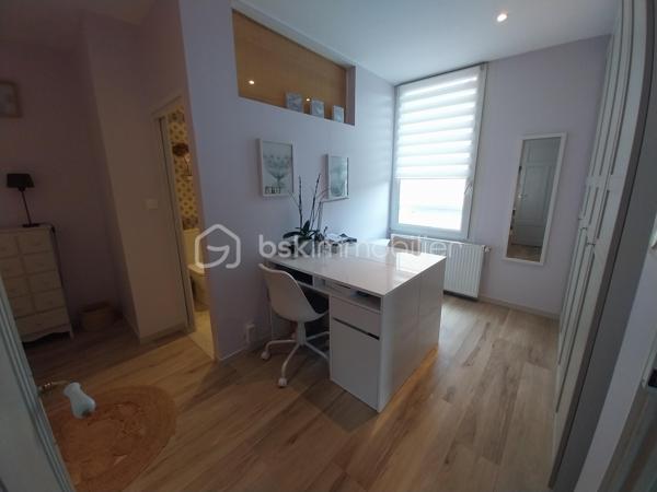 Coup de coeur assuré pour cette ensemble immobilier composé d'une maison principale de 253 m² habitables , 5 chambres + un RDC avec cuisine , pièce de vie , WC , 2 grandes pièces à transformer en habitation ou en local commercial , 1 grand garage de 70 m² + deux pièces sous combles aménageables ( 100 m² au sol ) + une ancienne maison de 110 m² à rénover entièrement . 
Située dans le village de Tallard , proche commerces , école , collège à pied , avec une vue imprenable sur le château et le parc de la Garenne cette maison retiendra toute votre attention . Idéal pour une grande famille , activité commerciale ou artisanale , chambres d'hôtes ou encore revenus locatifs toutes les options sont possibles ! 
En RDC vous trouverez une grande pièce de vie , une petite cuisine WC et évier , 2 grandes pièces , un garage d'environ 70 m² avec très belle hauteur , une cave . 
A l'étage vous serait séduit par les volumes , le cachet et les espaces rénovés très récemment :  un grand hall circulaire qui dessert une pièce de vie avec cuisine aménagée et espace salle à manger , une chambre parentale WC et douche , un salon donnant sur une terrasse vue château , 3 autres chambres , salle de douche et lingerie . 
A l'étage supérieur une grande chambre parentale avec WC et douche ( 33 m² ) ainsi que deux pièces combles , dalle béton et fenêtres à aménager selon vos envies . 
Le bien est complété par un petit espace jardin , sans vis à vis avec espace détente et piscine hors sol idéal pour les soirées estivales . 
Le plus ? Une ancienne maison de 110 m² au sol environ à rénover entièrement ( non habitable en l'état ) .
La maison principale a été rénovée les dernières années aucun travaux à prévoir . 
Double vitrage , chaudière gaz et clim réversible . 
A visiter au plus vite ! Plus de photos sur demande