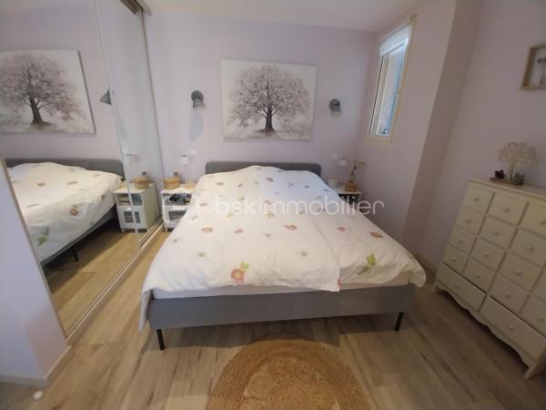 Coup de coeur assuré pour cette ensemble immobilier composé d'une maison principale de 253 m² habitables , 5 chambres + un RDC avec cuisine , pièce de vie , WC , 2 grandes pièces à transformer en habitation ou en local commercial , 1 grand garage de 70 m² + deux pièces sous combles aménageables ( 100 m² au sol ) + une ancienne maison de 110 m² à rénover entièrement . 
Située dans le village de Tallard , proche commerces , école , collège à pied , avec une vue imprenable sur le château et le parc de la Garenne cette maison retiendra toute votre attention . Idéal pour une grande famille , activité commerciale ou artisanale , chambres d'hôtes ou encore revenus locatifs toutes les options sont possibles ! 
En RDC vous trouverez une grande pièce de vie , une petite cuisine WC et évier , 2 grandes pièces , un garage d'environ 70 m² avec très belle hauteur , une cave . 
A l'étage vous serait séduit par les volumes , le cachet et les espaces rénovés très récemment :  un grand hall circulaire qui dessert une pièce de vie avec cuisine aménagée et espace salle à manger , une chambre parentale WC et douche , un salon donnant sur une terrasse vue château , 3 autres chambres , salle de douche et lingerie . 
A l'étage supérieur une grande chambre parentale avec WC et douche ( 33 m² ) ainsi que deux pièces combles , dalle béton et fenêtres à aménager selon vos envies . 
Le bien est complété par un petit espace jardin , sans vis à vis avec espace détente et piscine hors sol idéal pour les soirées estivales . 
Le plus ? Une ancienne maison de 110 m² au sol environ à rénover entièrement ( non habitable en l'état ) .
La maison principale a été rénovée les dernières années aucun travaux à prévoir . 
Double vitrage , chaudière gaz et clim réversible . 
A visiter au plus vite ! Plus de photos sur demande