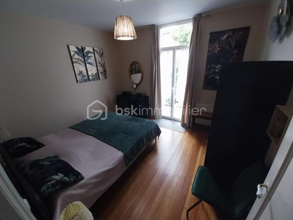 Coup de coeur assuré pour cette ensemble immobilier composé d'une maison principale de 253 m² habitables , 5 chambres + un RDC avec cuisine , pièce de vie , WC , 2 grandes pièces à transformer en habitation ou en local commercial , 1 grand garage de 70 m² + deux pièces sous combles aménageables ( 100 m² au sol ) + une ancienne maison de 110 m² à rénover entièrement . 
Située dans le village de Tallard , proche commerces , école , collège à pied , avec une vue imprenable sur le château et le parc de la Garenne cette maison retiendra toute votre attention . Idéal pour une grande famille , activité commerciale ou artisanale , chambres d'hôtes ou encore revenus locatifs toutes les options sont possibles ! 
En RDC vous trouverez une grande pièce de vie , une petite cuisine WC et évier , 2 grandes pièces , un garage d'environ 70 m² avec très belle hauteur , une cave . 
A l'étage vous serait séduit par les volumes , le cachet et les espaces rénovés très récemment :  un grand hall circulaire qui dessert une pièce de vie avec cuisine aménagée et espace salle à manger , une chambre parentale WC et douche , un salon donnant sur une terrasse vue château , 3 autres chambres , salle de douche et lingerie . 
A l'étage supérieur une grande chambre parentale avec WC et douche ( 33 m² ) ainsi que deux pièces combles , dalle béton et fenêtres à aménager selon vos envies . 
Le bien est complété par un petit espace jardin , sans vis à vis avec espace détente et piscine hors sol idéal pour les soirées estivales . 
Le plus ? Une ancienne maison de 110 m² au sol environ à rénover entièrement ( non habitable en l'état ) .
La maison principale a été rénovée les dernières années aucun travaux à prévoir . 
Double vitrage , chaudière gaz et clim réversible . 
A visiter au plus vite ! Plus de photos sur demande