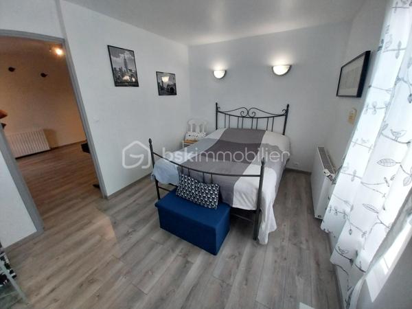 Coup de coeur assuré pour cette ensemble immobilier composé d'une maison principale de 253 m² habitables , 5 chambres + un RDC avec cuisine , pièce de vie , WC , 2 grandes pièces à transformer en habitation ou en local commercial , 1 grand garage de 70 m² + deux pièces sous combles aménageables ( 100 m² au sol ) + une ancienne maison de 110 m² à rénover entièrement . 
Située dans le village de Tallard , proche commerces , école , collège à pied , avec une vue imprenable sur le château et le parc de la Garenne cette maison retiendra toute votre attention . Idéal pour une grande famille , activité commerciale ou artisanale , chambres d'hôtes ou encore revenus locatifs toutes les options sont possibles ! 
En RDC vous trouverez une grande pièce de vie , une petite cuisine WC et évier , 2 grandes pièces , un garage d'environ 70 m² avec très belle hauteur , une cave . 
A l'étage vous serait séduit par les volumes , le cachet et les espaces rénovés très récemment :  un grand hall circulaire qui dessert une pièce de vie avec cuisine aménagée et espace salle à manger , une chambre parentale WC et douche , un salon donnant sur une terrasse vue château , 3 autres chambres , salle de douche et lingerie . 
A l'étage supérieur une grande chambre parentale avec WC et douche ( 33 m² ) ainsi que deux pièces combles , dalle béton et fenêtres à aménager selon vos envies . 
Le bien est complété par un petit espace jardin , sans vis à vis avec espace détente et piscine hors sol idéal pour les soirées estivales . 
Le plus ? Une ancienne maison de 110 m² au sol environ à rénover entièrement ( non habitable en l'état ) .
La maison principale a été rénovée les dernières années aucun travaux à prévoir . 
Double vitrage , chaudière gaz et clim réversible . 
A visiter au plus vite ! Plus de photos sur demande