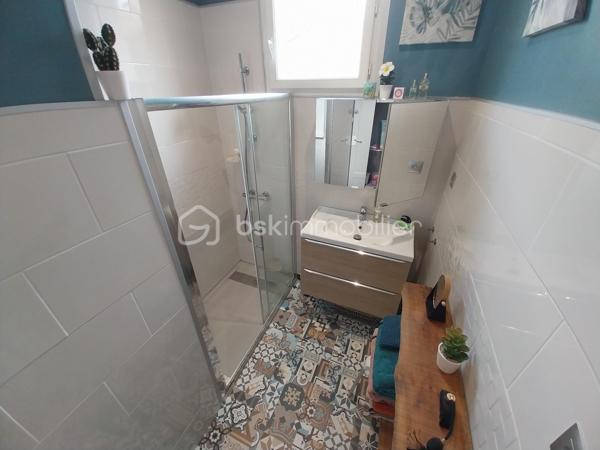 Coup de coeur assuré pour cette ensemble immobilier composé d'une maison principale de 253 m² habitables , 5 chambres + un RDC avec cuisine , pièce de vie , WC , 2 grandes pièces à transformer en habitation ou en local commercial , 1 grand garage de 70 m² + deux pièces sous combles aménageables ( 100 m² au sol ) + une ancienne maison de 110 m² à rénover entièrement . 
Située dans le village de Tallard , proche commerces , école , collège à pied , avec une vue imprenable sur le château et le parc de la Garenne cette maison retiendra toute votre attention . Idéal pour une grande famille , activité commerciale ou artisanale , chambres d'hôtes ou encore revenus locatifs toutes les options sont possibles ! 
En RDC vous trouverez une grande pièce de vie , une petite cuisine WC et évier , 2 grandes pièces , un garage d'environ 70 m² avec très belle hauteur , une cave . 
A l'étage vous serait séduit par les volumes , le cachet et les espaces rénovés très récemment :  un grand hall circulaire qui dessert une pièce de vie avec cuisine aménagée et espace salle à manger , une chambre parentale WC et douche , un salon donnant sur une terrasse vue château , 3 autres chambres , salle de douche et lingerie . 
A l'étage supérieur une grande chambre parentale avec WC et douche ( 33 m² ) ainsi que deux pièces combles , dalle béton et fenêtres à aménager selon vos envies . 
Le bien est complété par un petit espace jardin , sans vis à vis avec espace détente et piscine hors sol idéal pour les soirées estivales . 
Le plus ? Une ancienne maison de 110 m² au sol environ à rénover entièrement ( non habitable en l'état ) .
La maison principale a été rénovée les dernières années aucun travaux à prévoir . 
Double vitrage , chaudière gaz et clim réversible . 
A visiter au plus vite ! Plus de photos sur demande