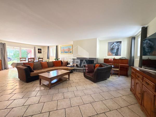 A VENDRE  84120 PERTUIS MAISON TYPE 6 PIECES DE 163M² AVEC JARDIN, GARAGE, ATELIER ET PISCINE.