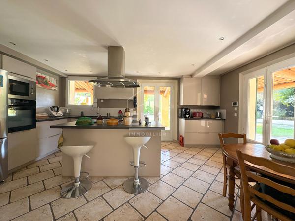 A VENDRE  84120 PERTUIS MAISON TYPE 6 PIECES DE 163M² AVEC JARDIN, GARAGE, ATELIER ET PISCINE.