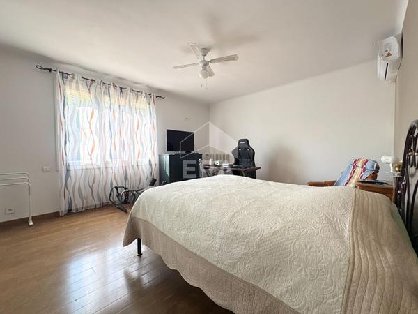 A VENDRE  84120 PERTUIS MAISON TYPE 6 PIECES DE 163M² AVEC JARDIN, GARAGE, ATELIER ET PISCINE.