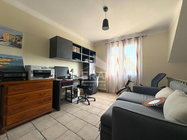 A VENDRE  84120 PERTUIS MAISON TYPE 6 PIECES DE 163M² AVEC JARDIN, GARAGE, ATELIER ET PISCINE.