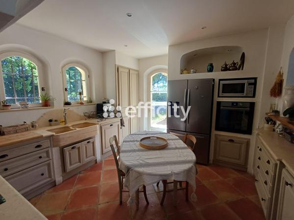 Maison
         5 pièces
        - 220 m² 842 000 € *