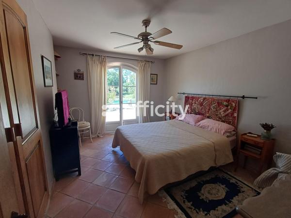 Maison
         5 pièces
        - 220 m² 842 000 € *