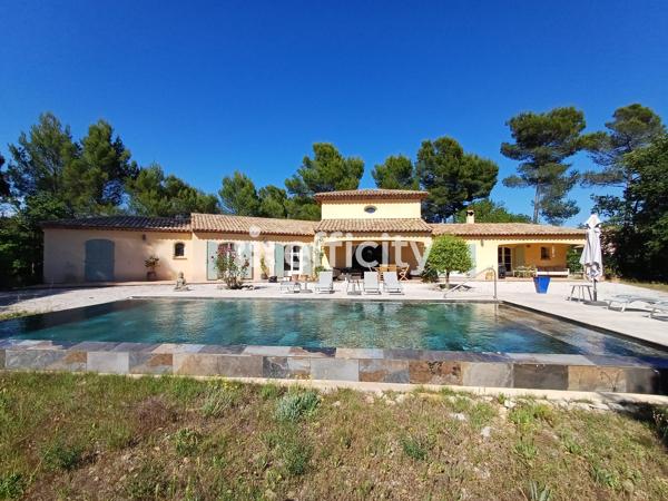 Maison
         5 pièces
        - 220 m² 842 000 € *