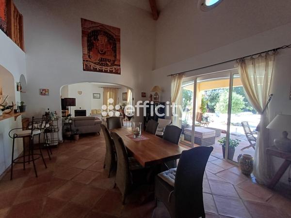 Maison
         5 pièces
        - 220 m² 842 000 € *