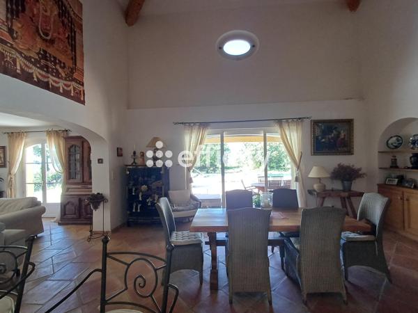 Maison
         5 pièces
        - 220 m² 842 000 € *