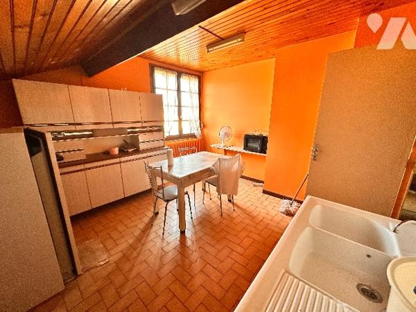 INVESTISSEMENT 3 Appartements à rénover dans une maison complète sans copropriété